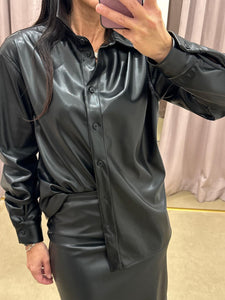 CAMICIA NERA IN ECOPELLE TENSIONE IN