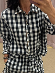 CAMICIA NERA E BIANCA TENSIONE IN