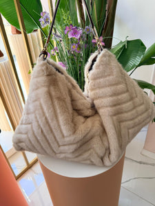 BORSA FOULARD GRANDE IN PELLICCIA CREMA LIUJO